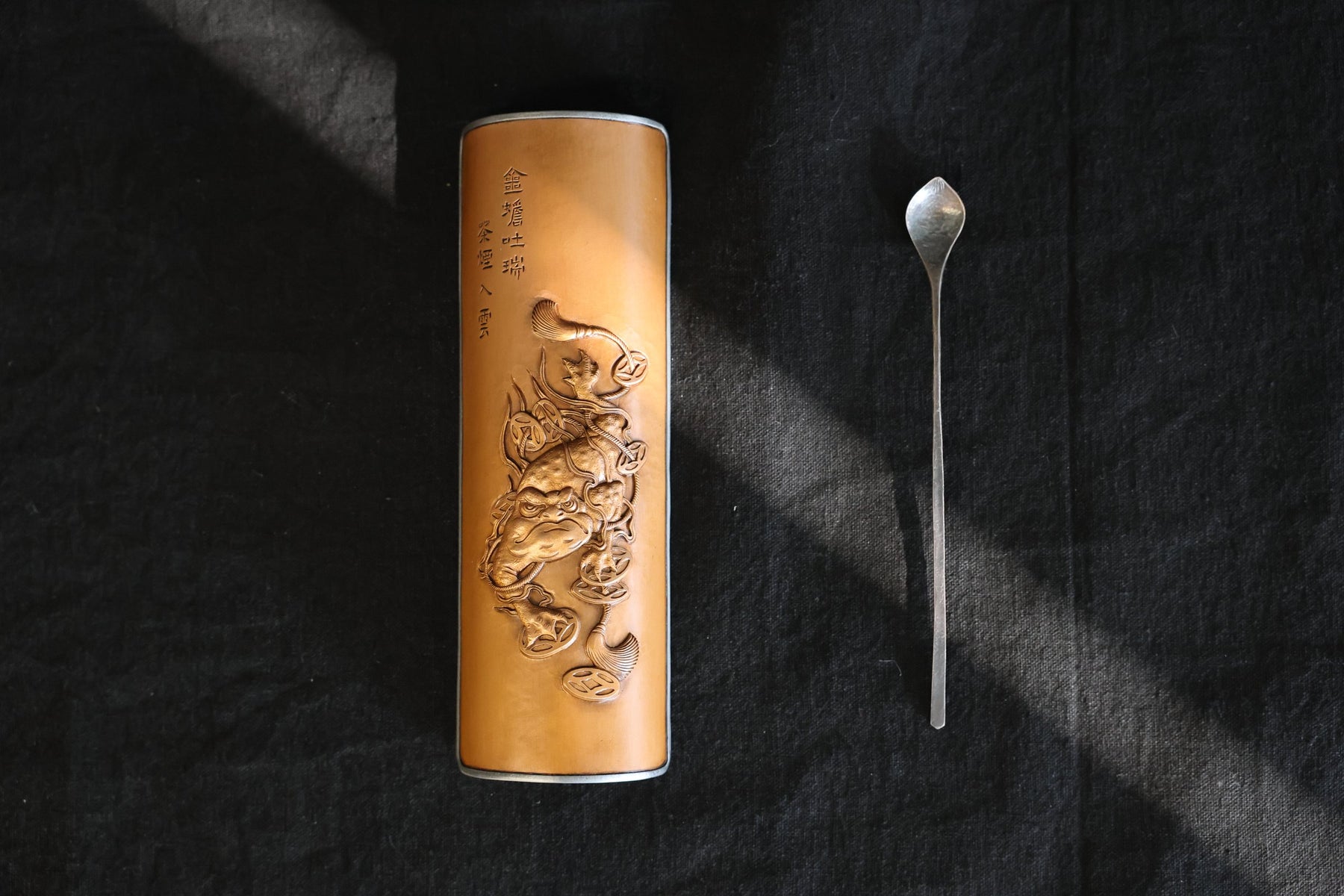 金蟾吐瑞 茶則を斜めから写した写真